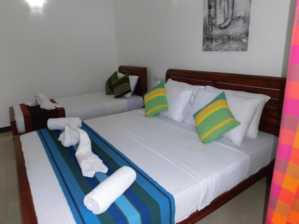 Pick & Go White House Panzió Negombo Kültér fotó